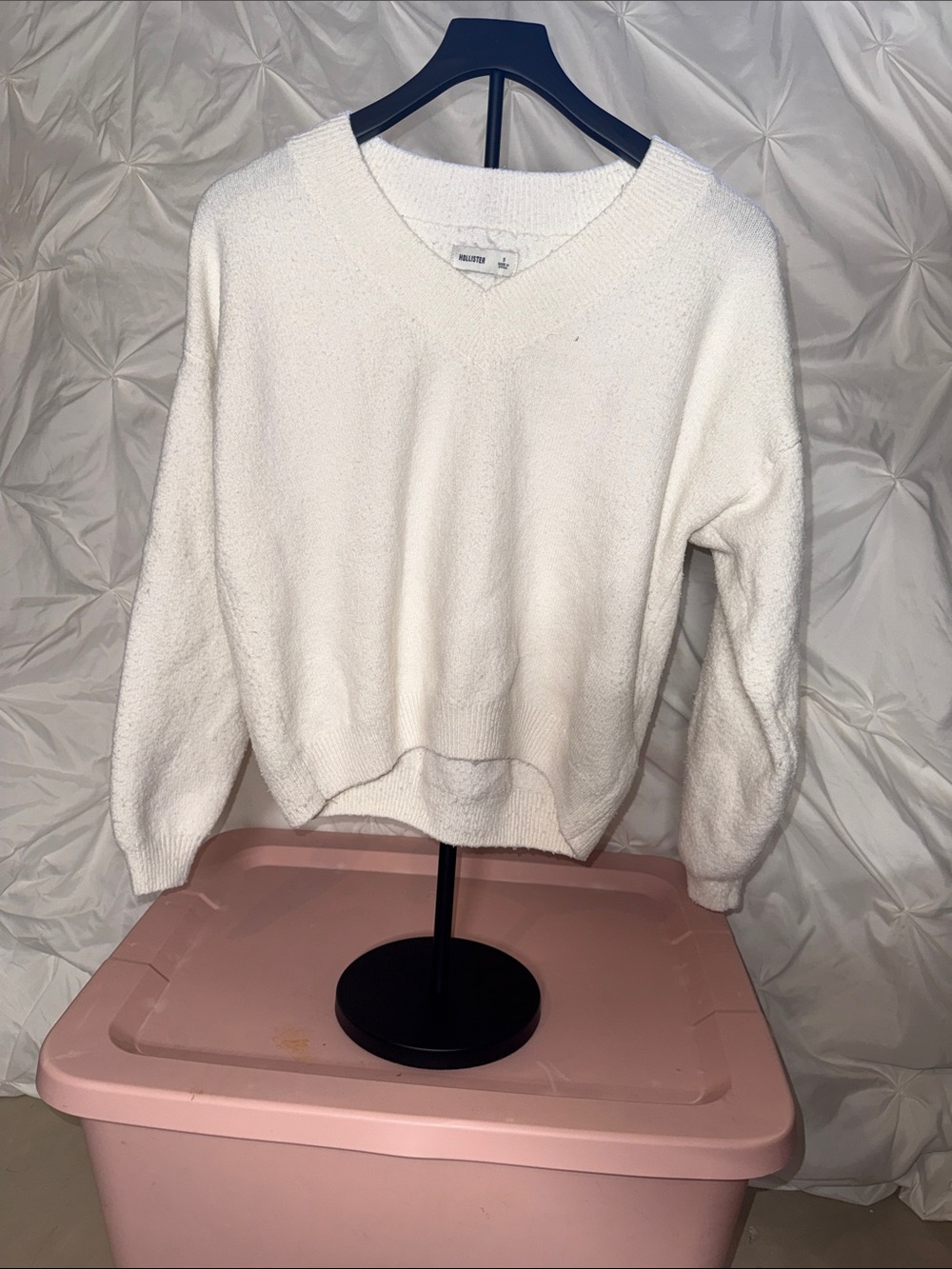 Hollister Cream V-Neck Sweater - Cozy Lightweight Knit